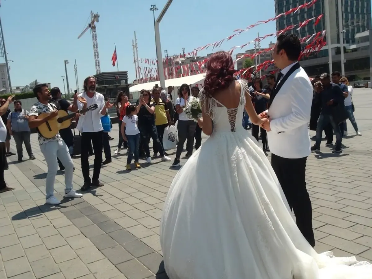 İranlı çift gelinlik ve damatlığını giyerek Taksim\'e \'fotoğraf\' için çıktı