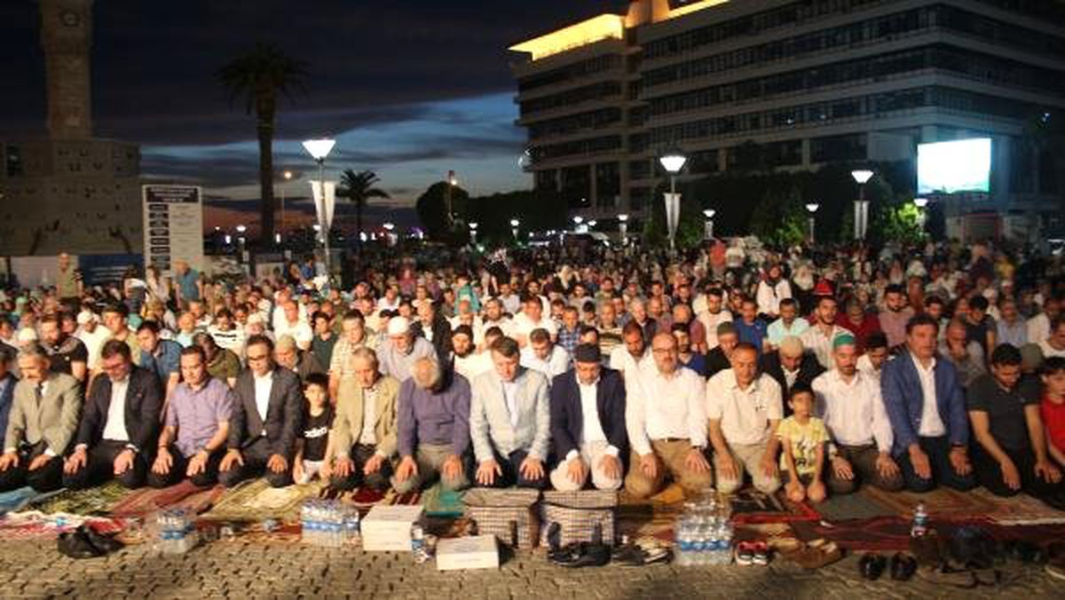 İzmir\'de, binlerce kişi birlikte iftar yapıp, namazlarını kıldı