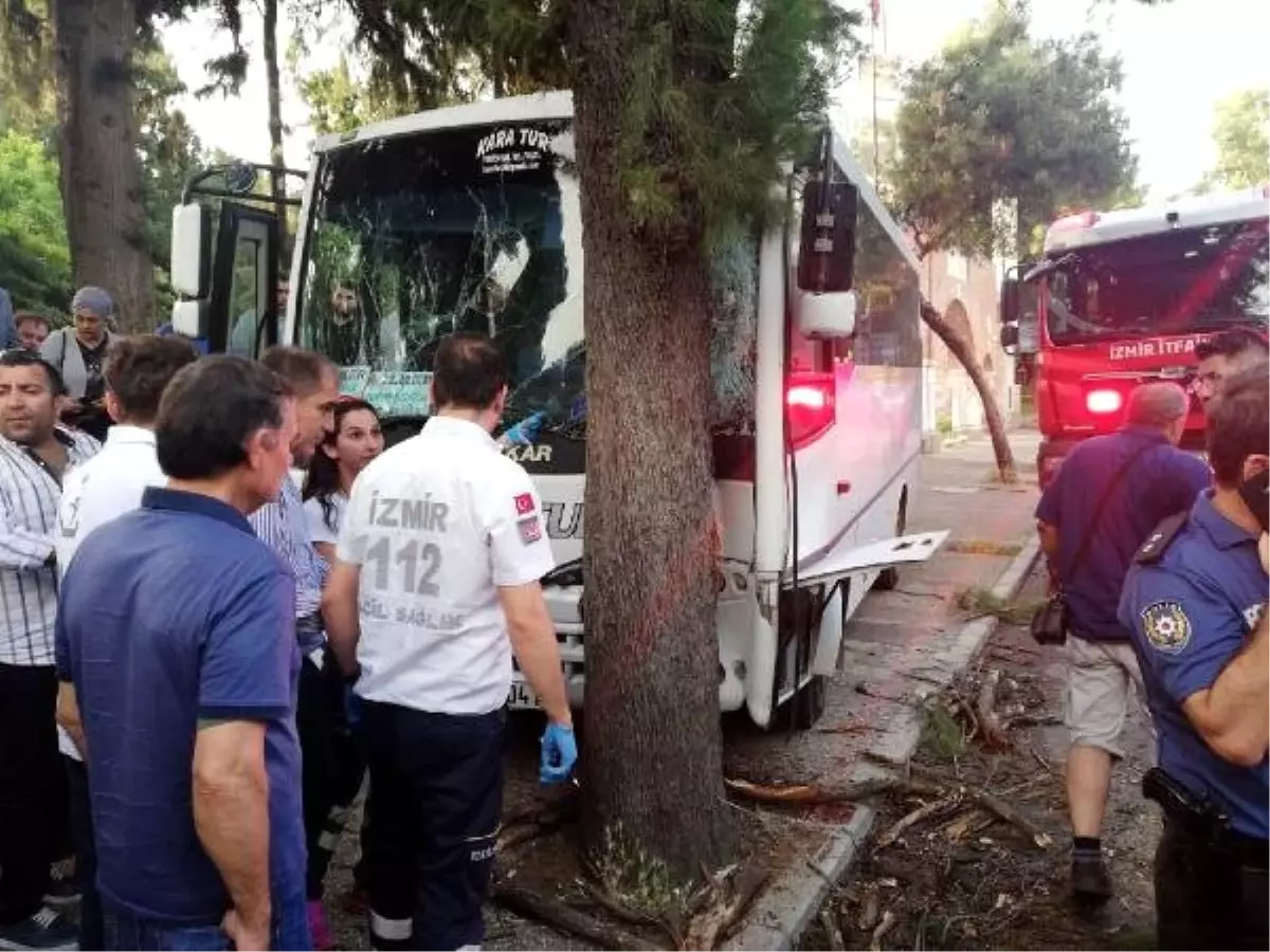 İzmir\'de öğrenci midibüsü kaza yaptı: 15\'i öğrenci 17 yaralı