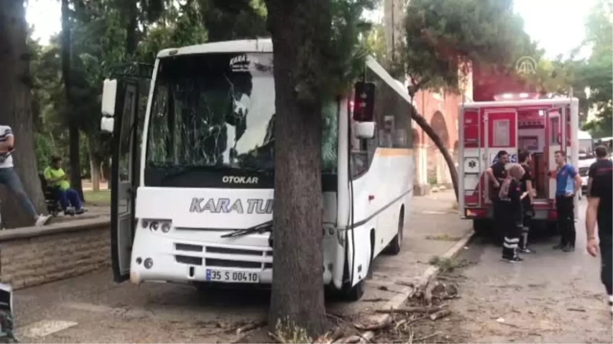 İzmir\'de öğrenci servisi ağaca çarptı: 15 yaralı