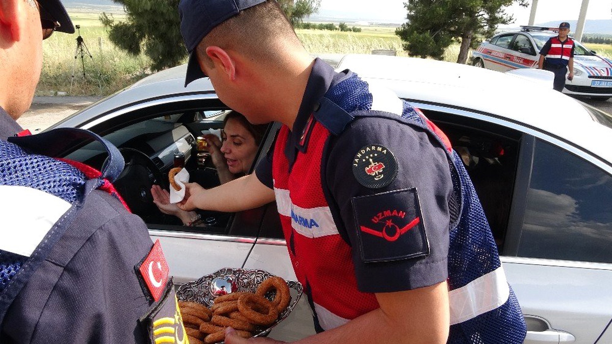 Jandarma bu kez ceza yazmak için değil kandil simidi ikramı için durdurdu