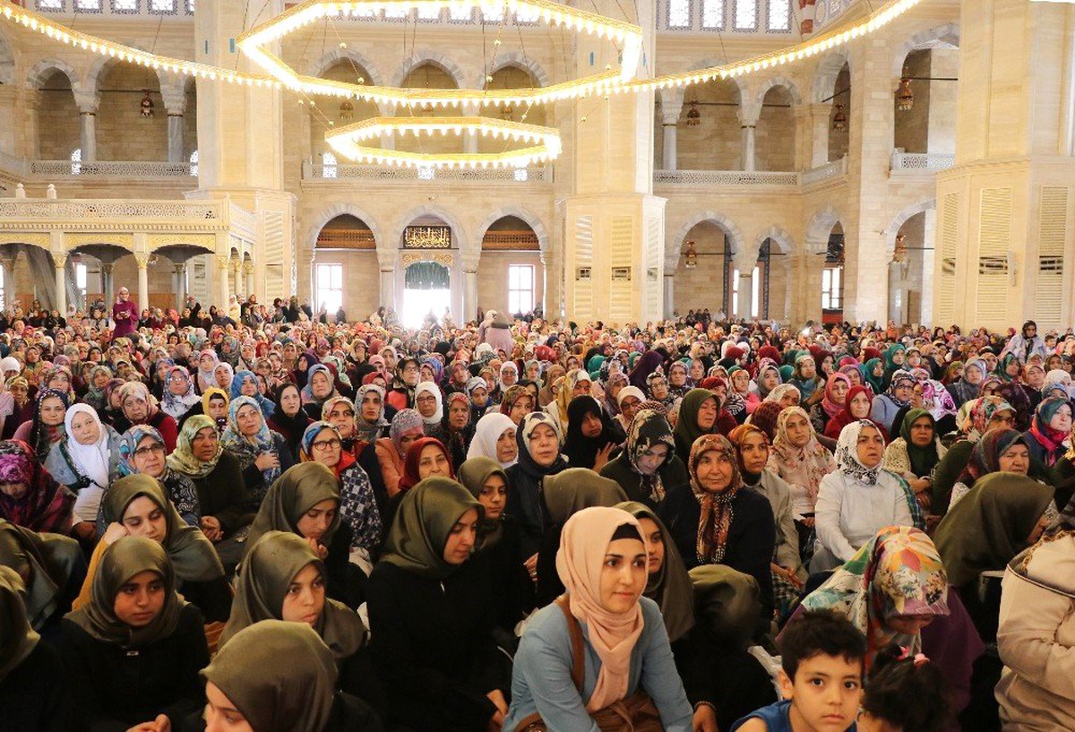 Kadınlardan Kadir Gecesi\'ne gündüz kutlaması