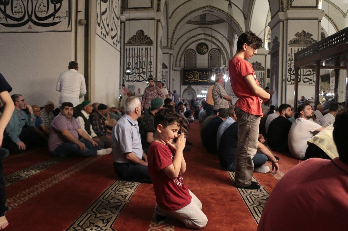 Kadir Gecesi\'nde Bursalılar Ulu Cami\'ye akın etti