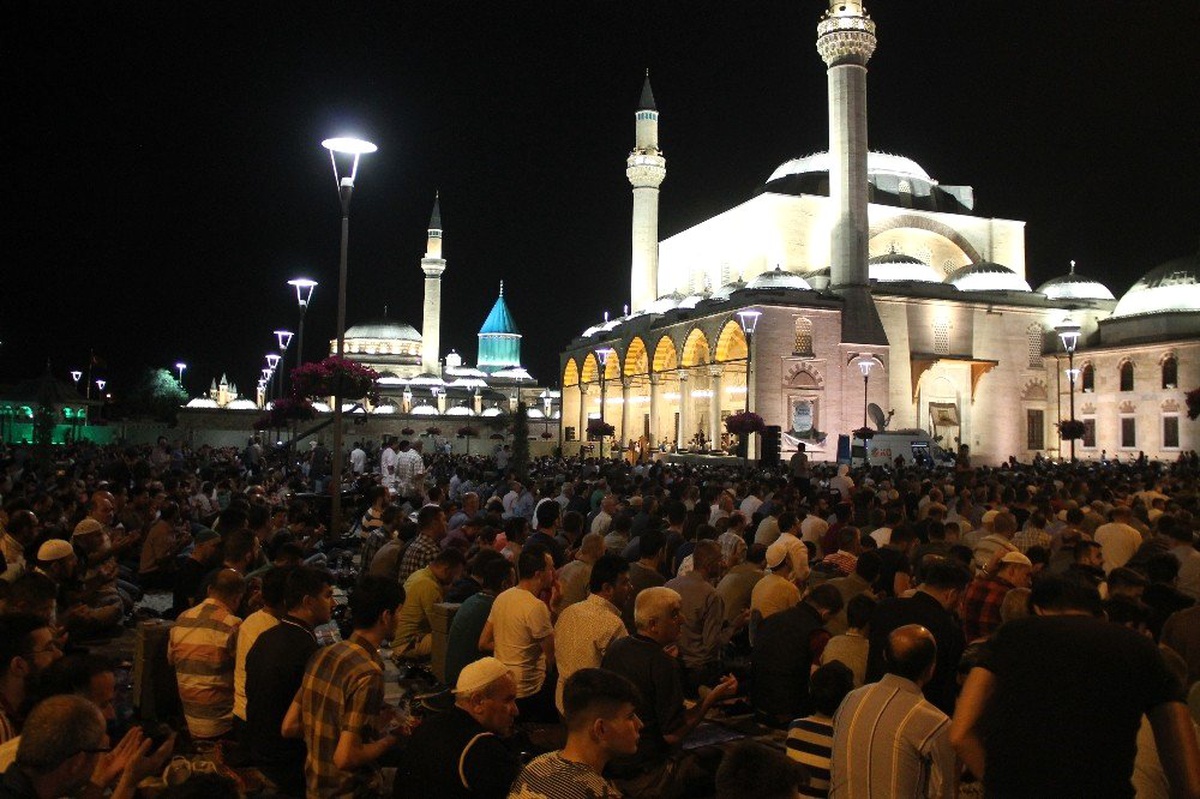 Kadir gecesinde Mevlana Meydanı\'nda binler buluştu