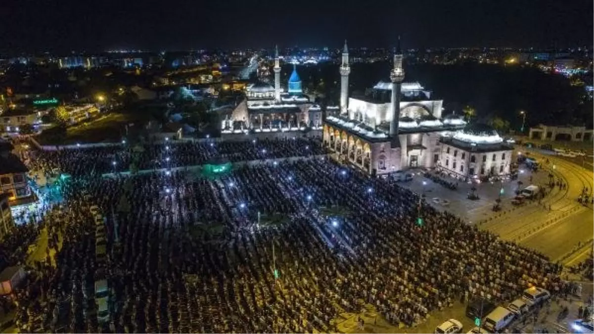 Konya\'da Kadir Gecesi\'nde on binler ellerini semaya açtı