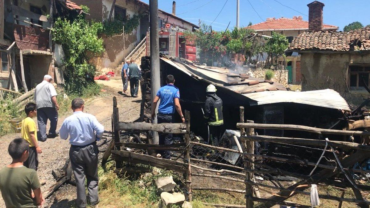 Köyde çıkan yangında evin deposu küle döndü