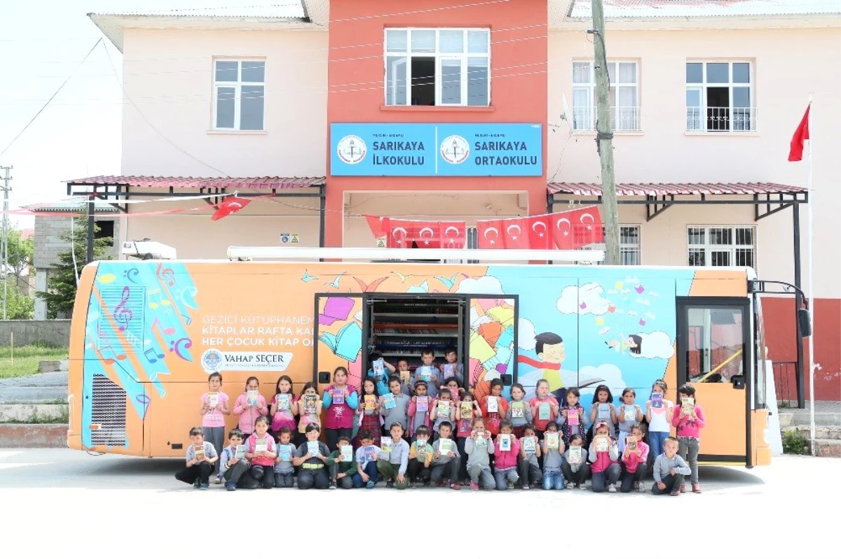 Mersin Büyükşehir Belediyesi, Gezici Kütüphane ile öğrencilere 10 bin kitap dağıttı