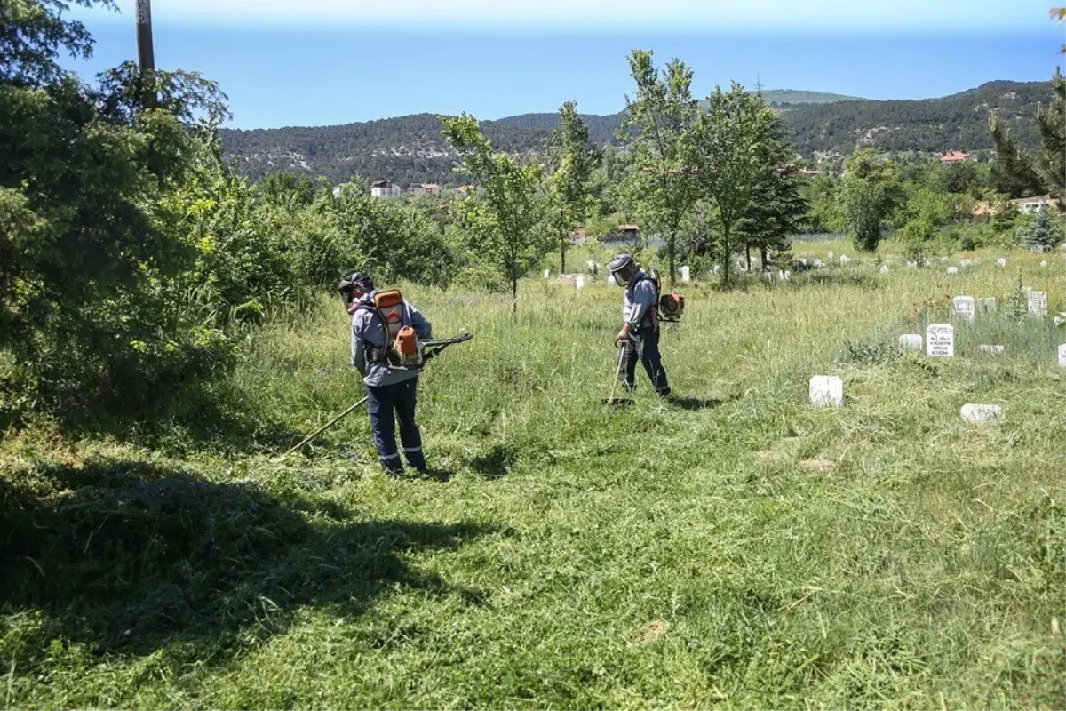 Mezarlıklarda bayram temizliği