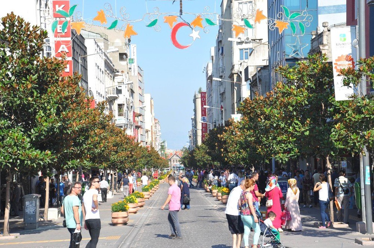 Milli Kuvvetler Caddesi trafiğine kapanıyor