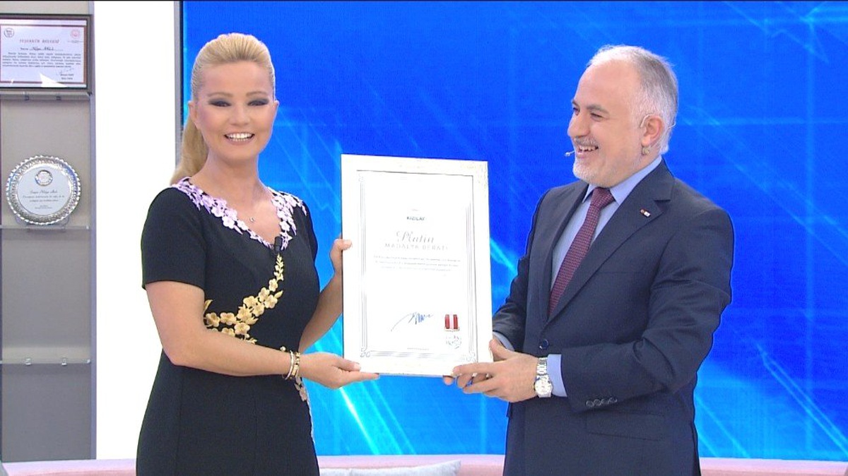 Müge Anlı\'ya Kızılay\'dan Platin Madalya