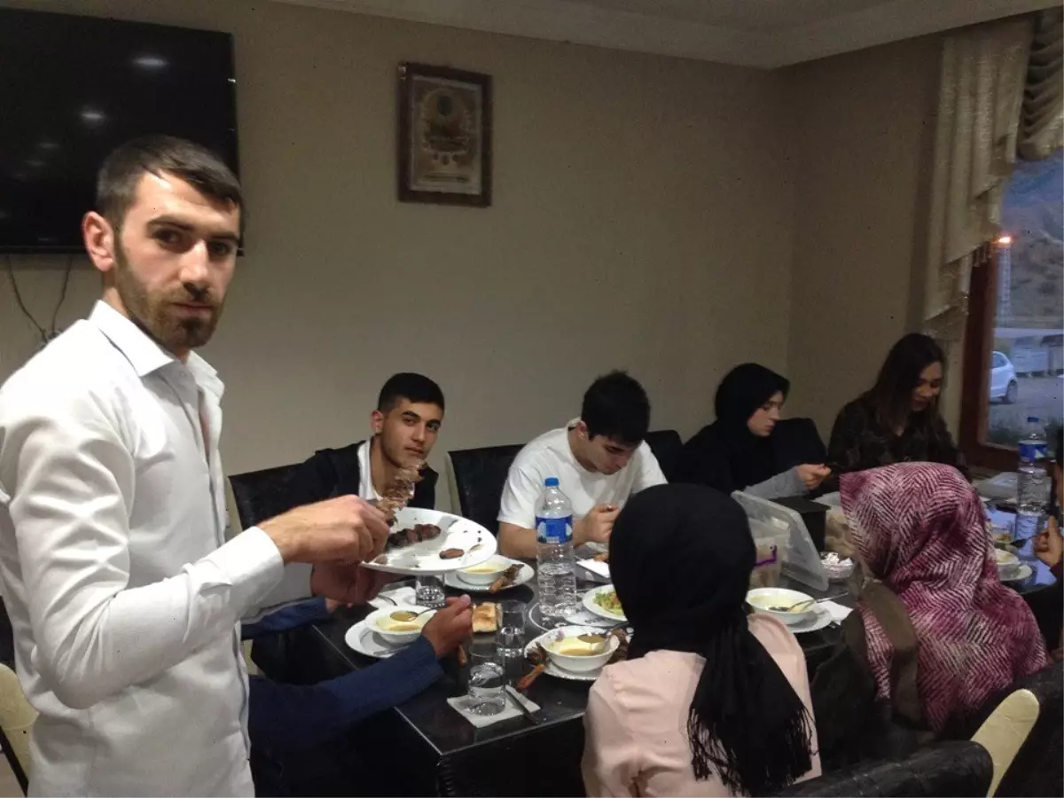 Öğrencilere cağ kebabıyla iftar yemeği veriyor