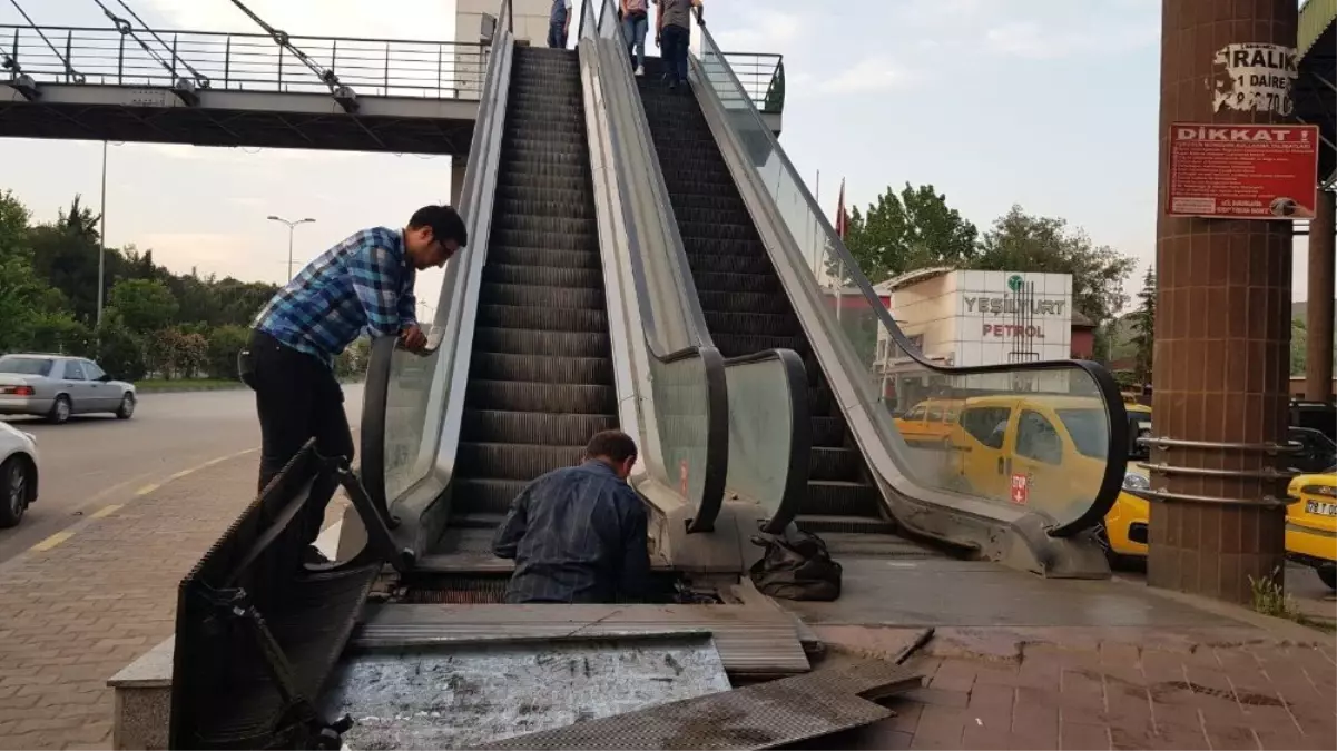 Öğretim görevlisinin ayağı yürüyene merdivene sıkıştı