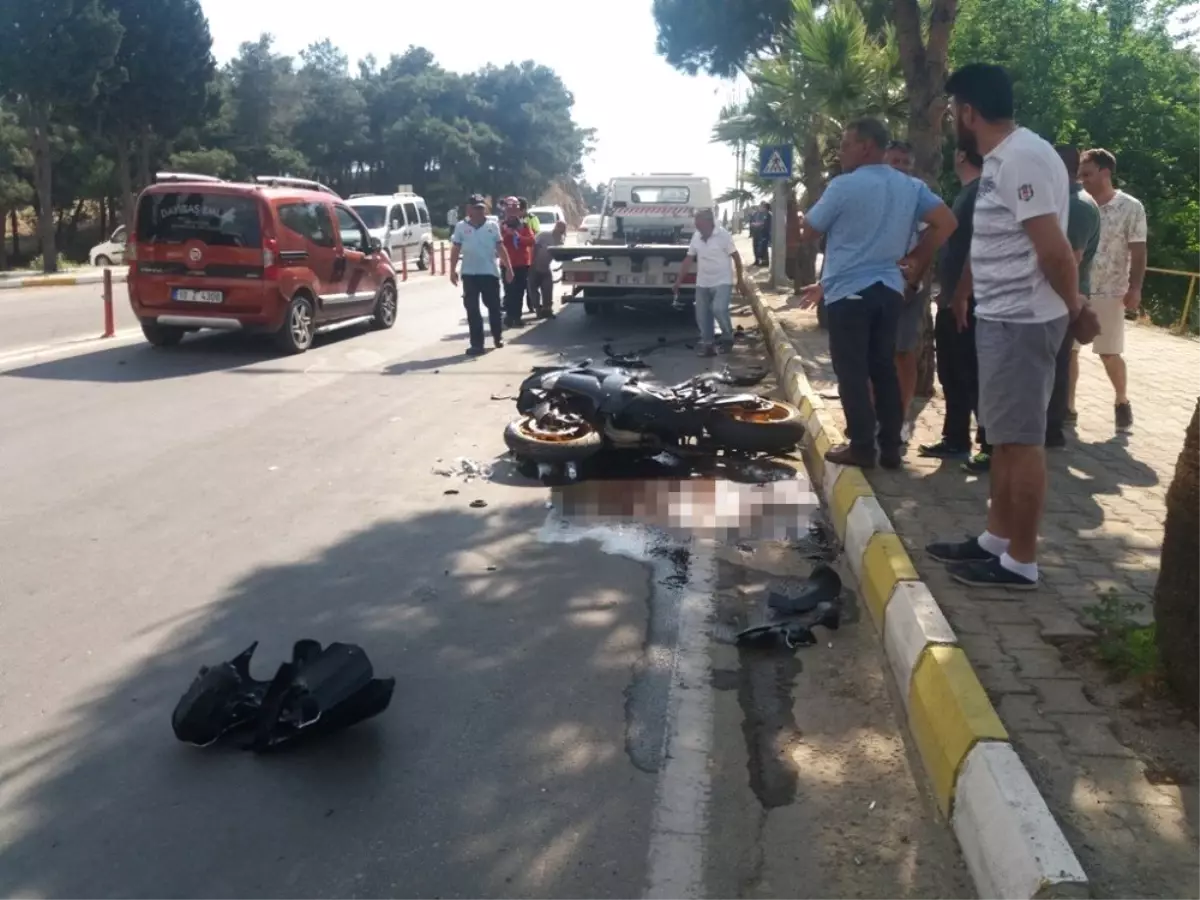 Önce polis otosuna çarptı ardından otomobilin altında kaldı