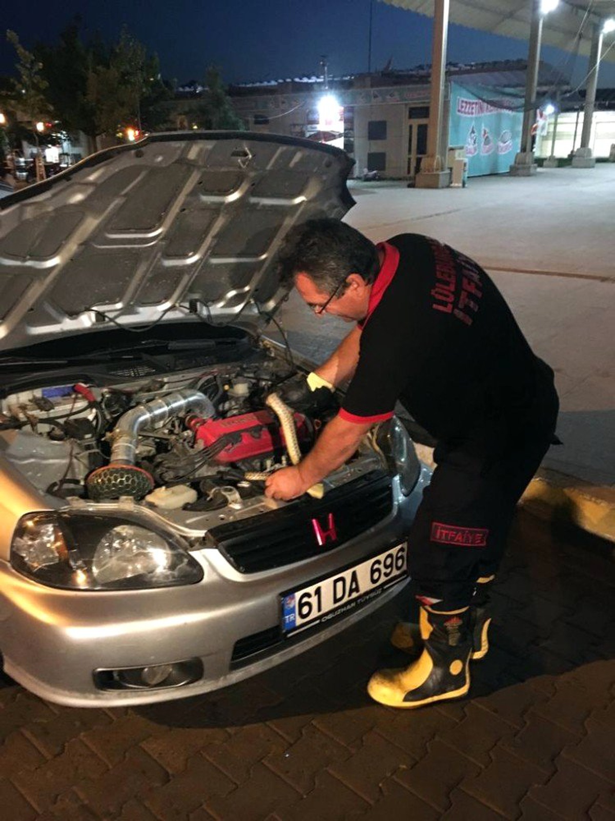 Otomobilin motorundan yılan çıktı