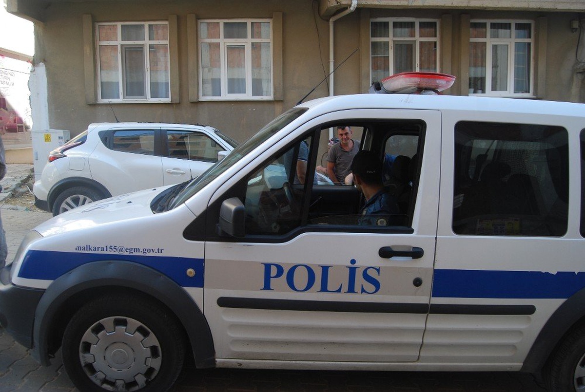 Otomobilin üzerine düşen cisim korkuttu