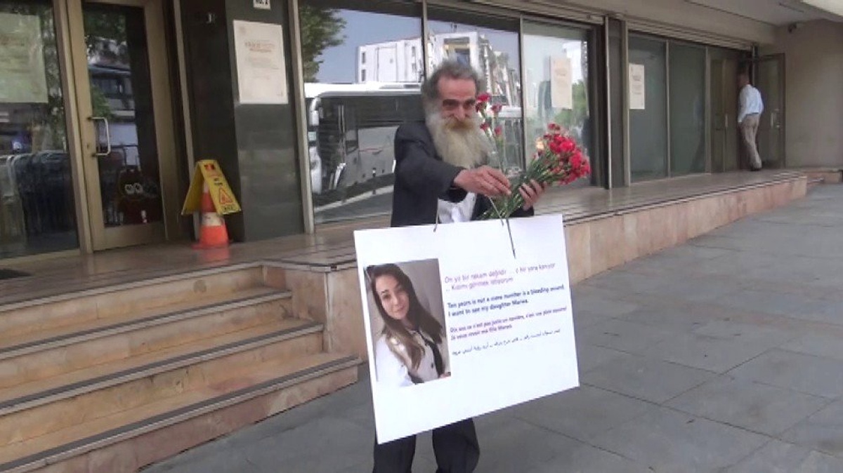 (Özel) 10 yıldır görmediği kızına ulaşmak için Taksim\'de çiçek dağıtıyor