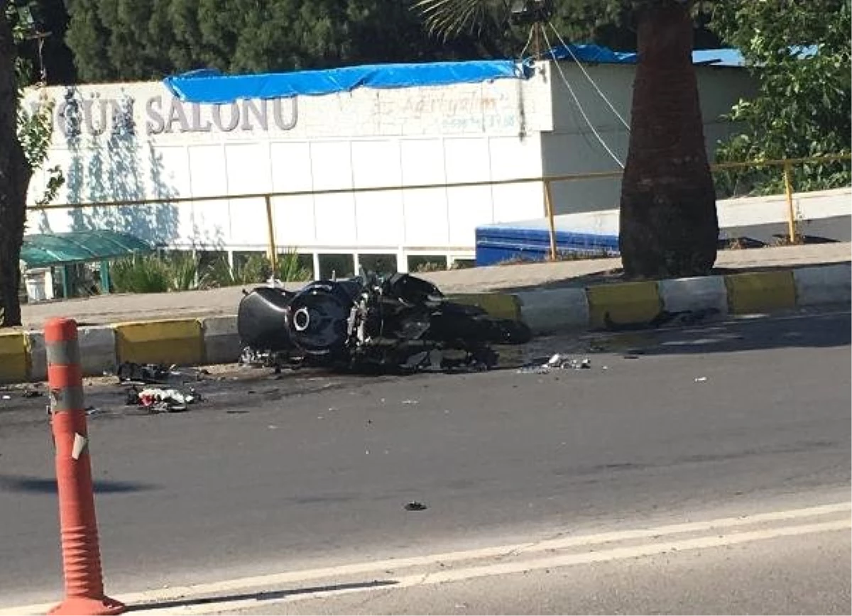 Polis aracına çarptıktan sonra otomobilin altında kalan motosikletli öldü
