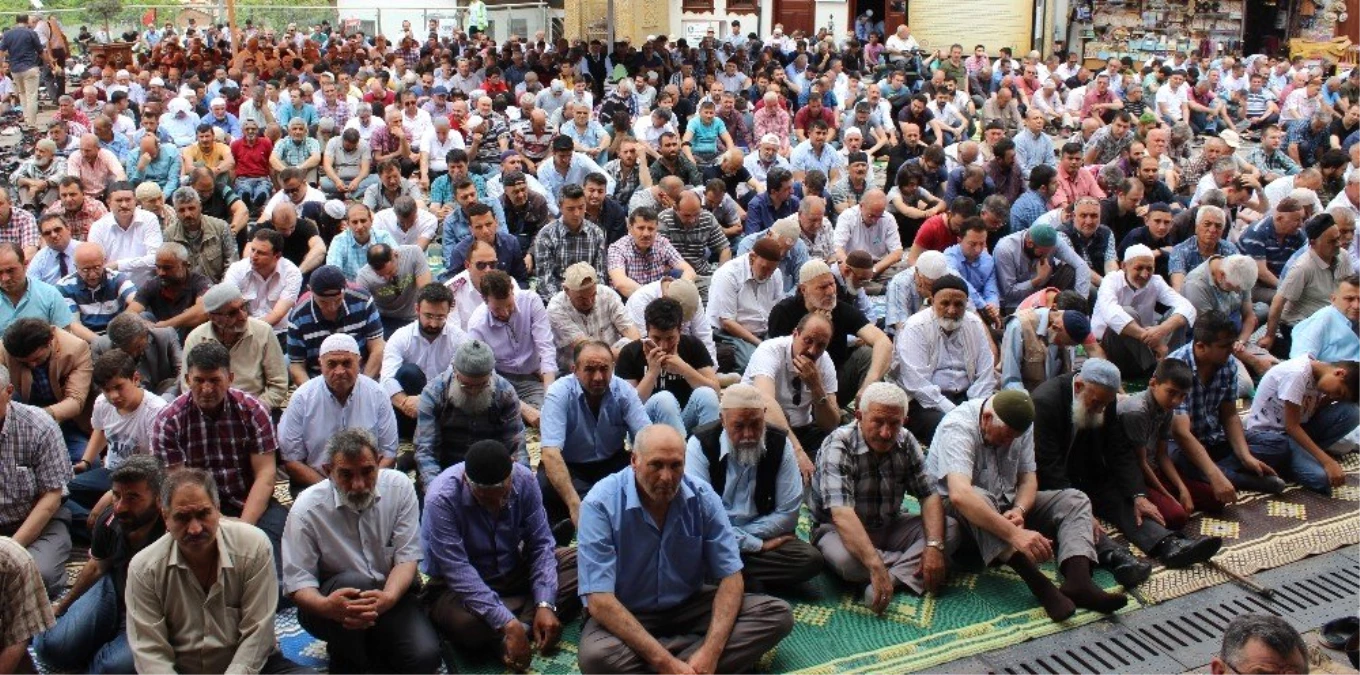 Ramazan ayının son cuma namazında camiler doldu taştı
