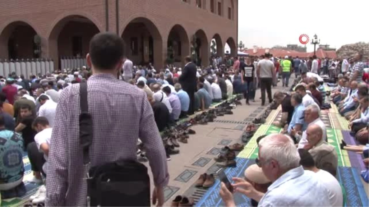 Ramazan ayının son Cuma namazında camiler doldu taştı