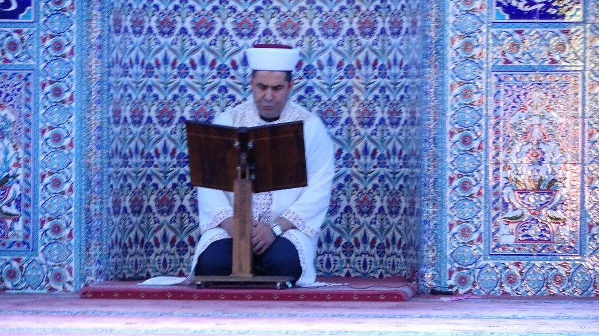 Ramazan ayının son Cuma namazında camiler doldu taştı
