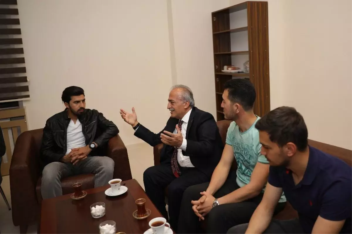 Rektör Prof. Dr. Çomaklı öğrencilerle iftar yemeğinde bir araya geldi