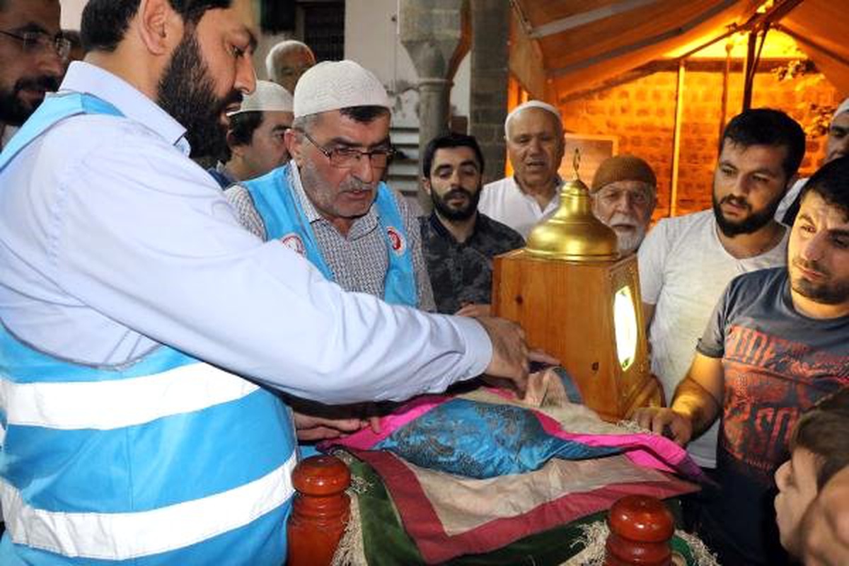 Sakal-ı Şerif dualarla ziyarete açıldı
