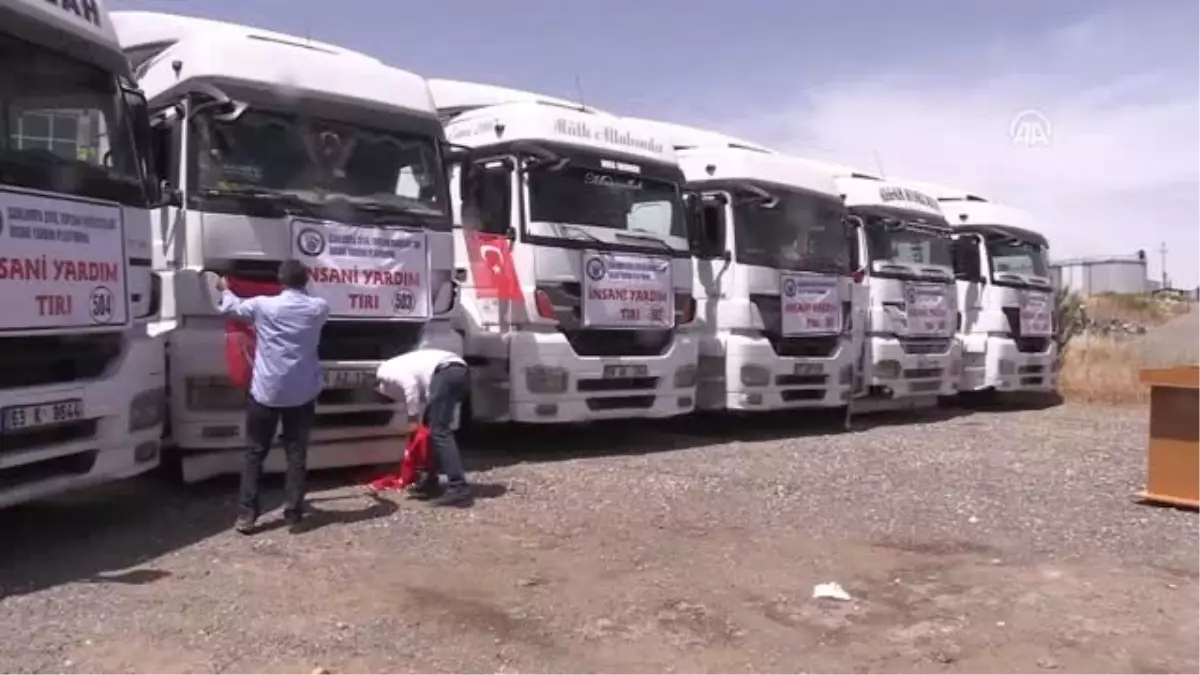 Şanlıurfa\'dan Suriyelilere 8 tır yardım malzemesi