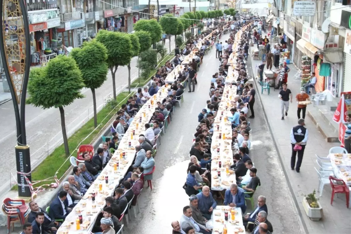 Şemdinli Belediyesinden iftar yemeği