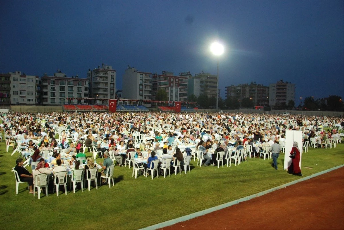 Silifke\'de 7 bin kişi stattaki iftar sofrasında buluştu