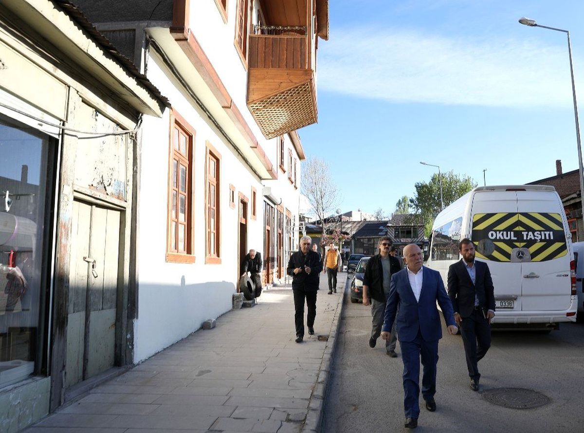Sokak ve cephe sağlıklaştırmaya devam