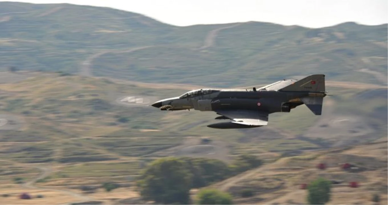 Malatya\'da F-4 uçağı iniş sırasında arızalandı, pilotlar uçaktan atlayarak kurtuldu