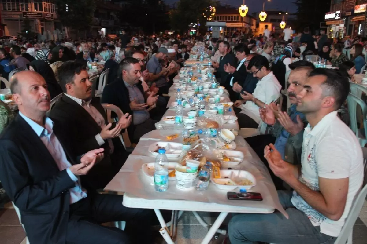 Şuhut Belediyesinden geleneksel 2. sokak iftarı