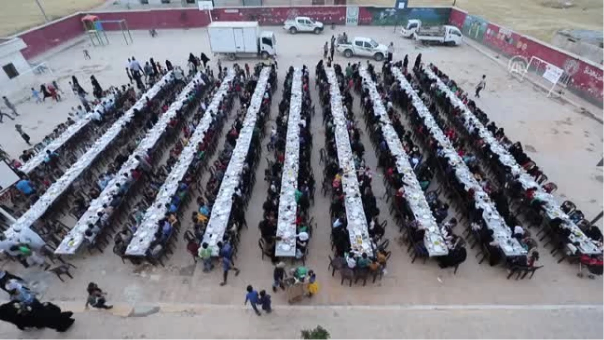 Suriye\'de yetimlere iftar