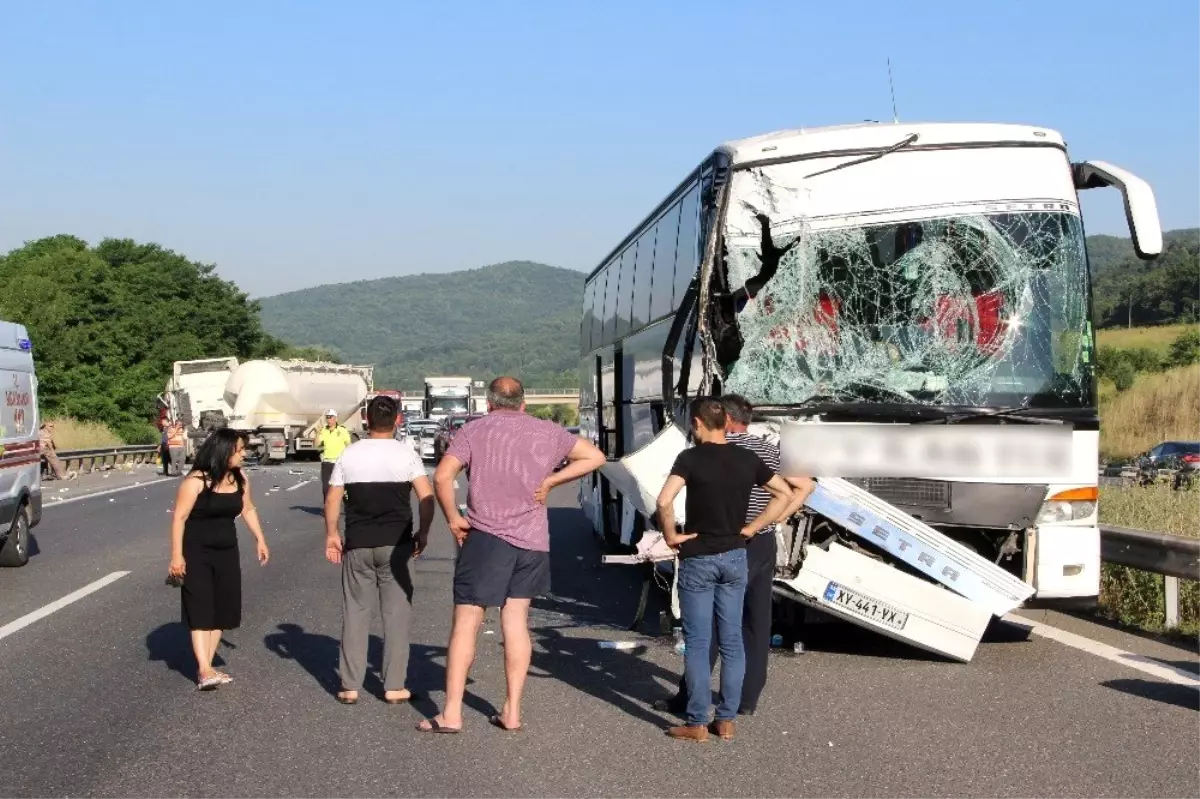 TEM otoyolunda 3 araç çarpıştı: 5 yaralı