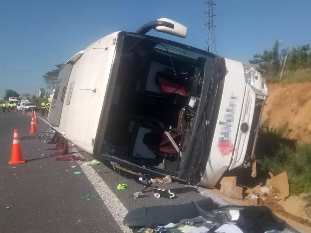 TEM otoyolunda otobüs devrildi : 1 ölü