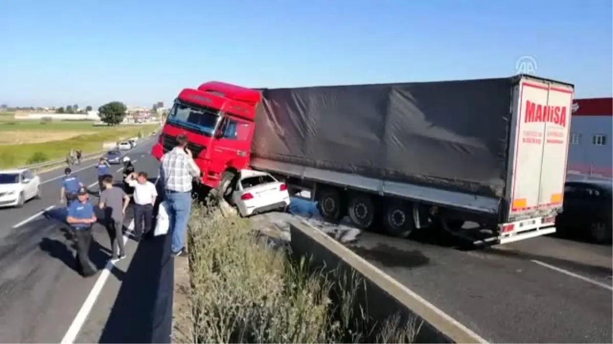 Tırla otomobil çarpıştı: 3 yaralı