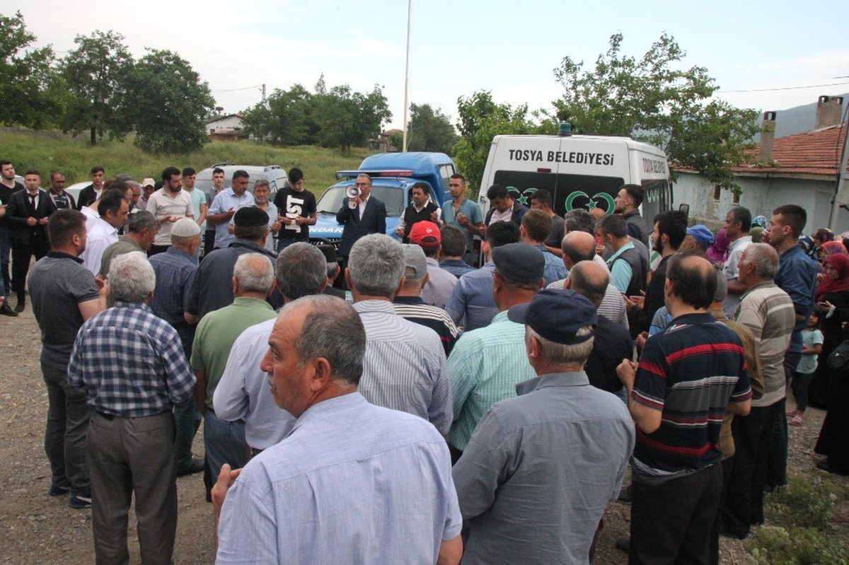 Tosya\'da öldürülen 3 kişi toprağa verildi