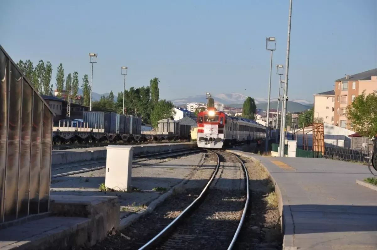 Ankara\'dan ilk seferine çıkan Turistik Doğu Ekspresi Kars\'a ulaştı