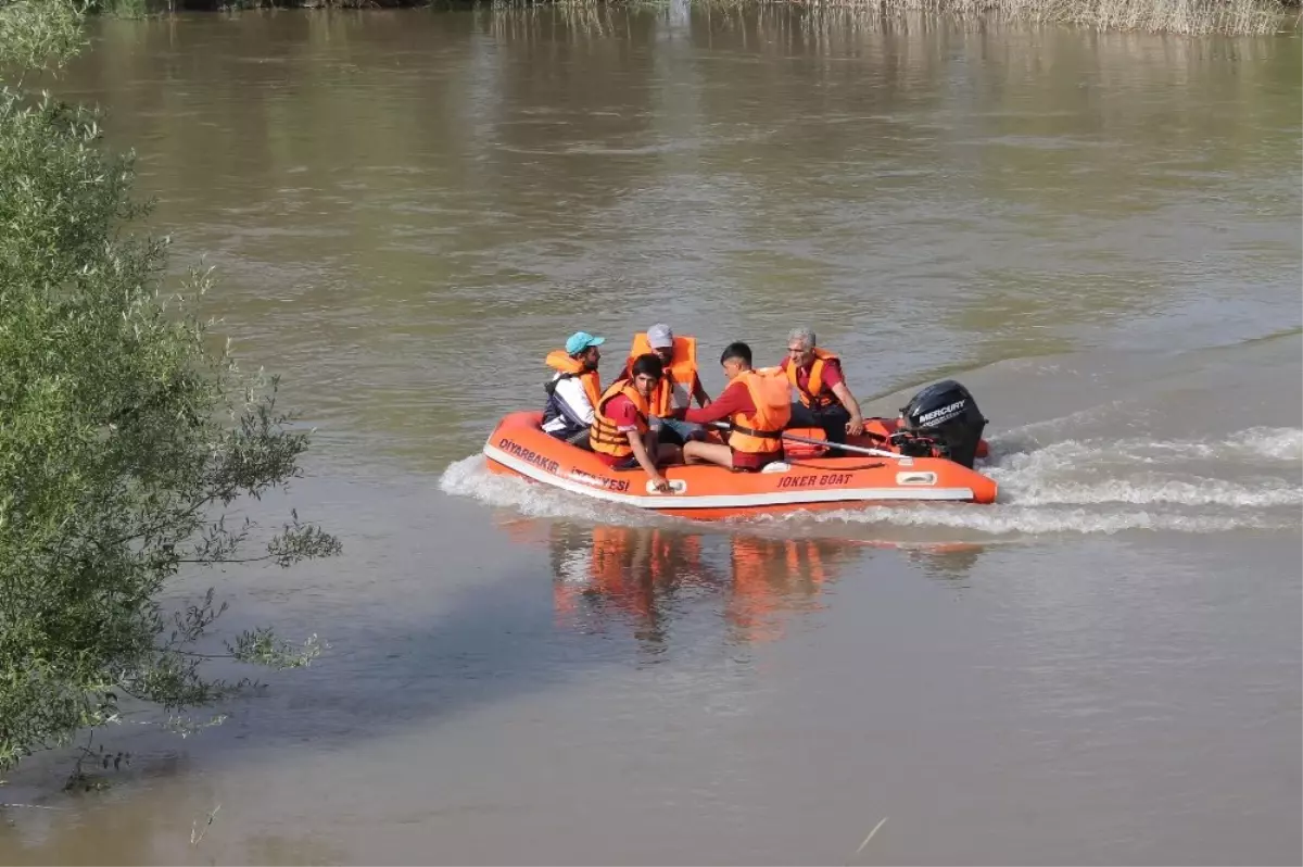 7 çocuk Dicle Nehri\'nin ortasında mahsur kaldı