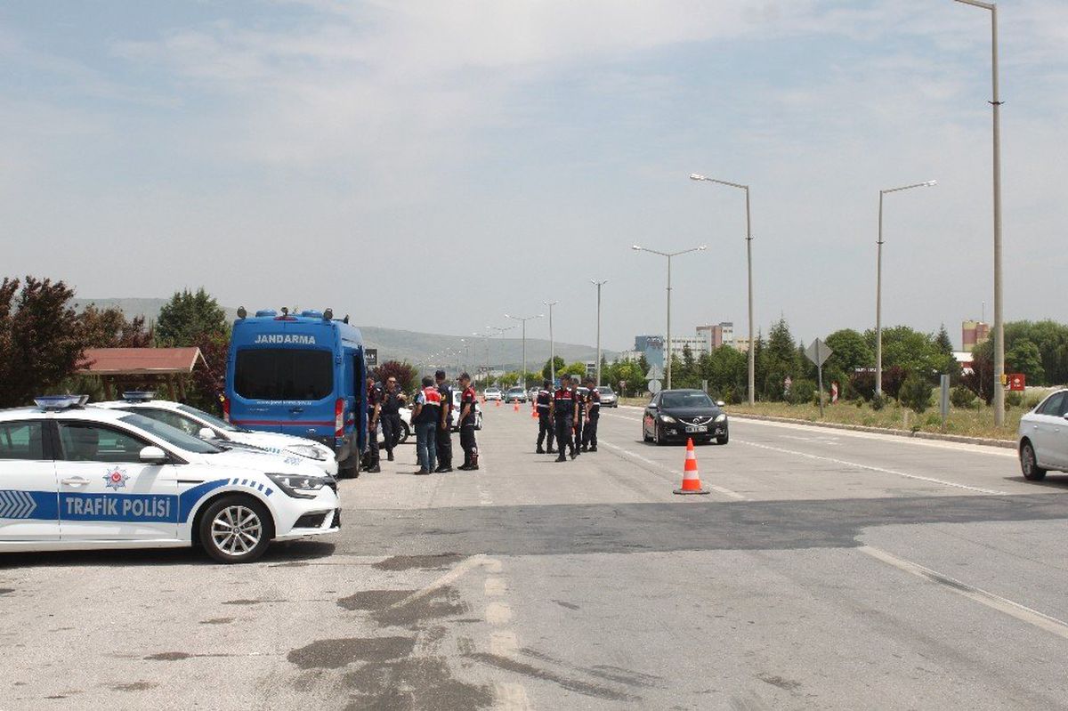 Afyonkarahisar Valisi Tutulmaz trafik denetimlerine katıldı