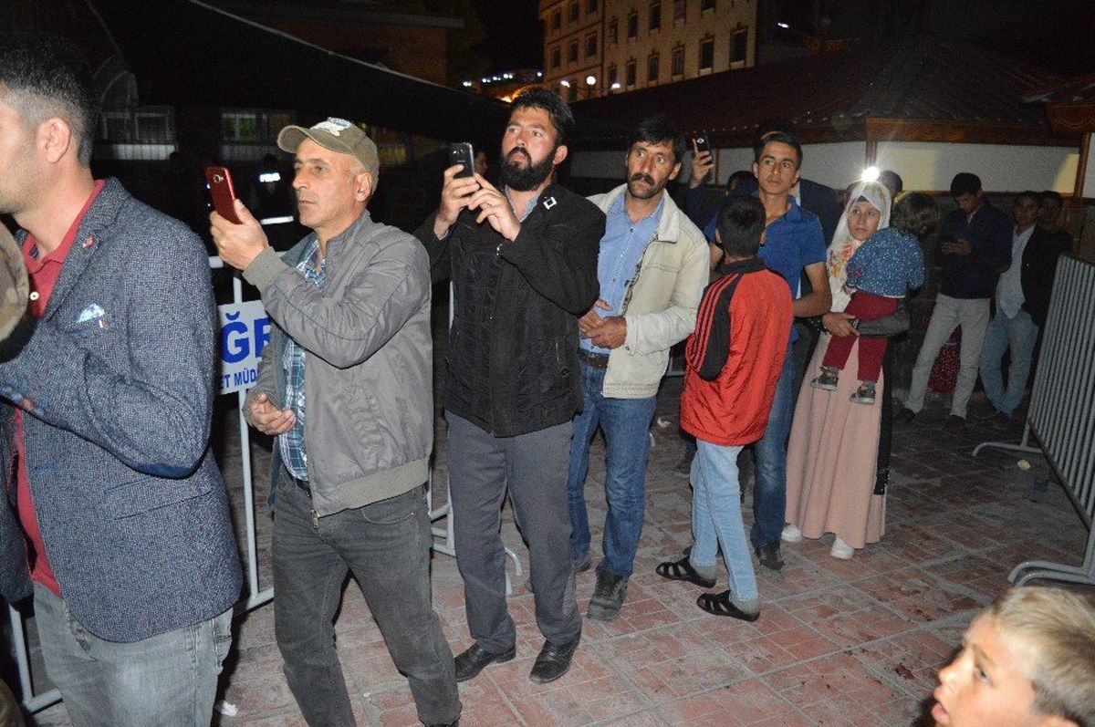 Ağrılılar Camilere Akın Etti