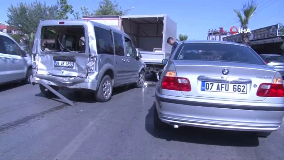 Antalya\'da yaya geçidinde 8 araçlı zincirleme kaza