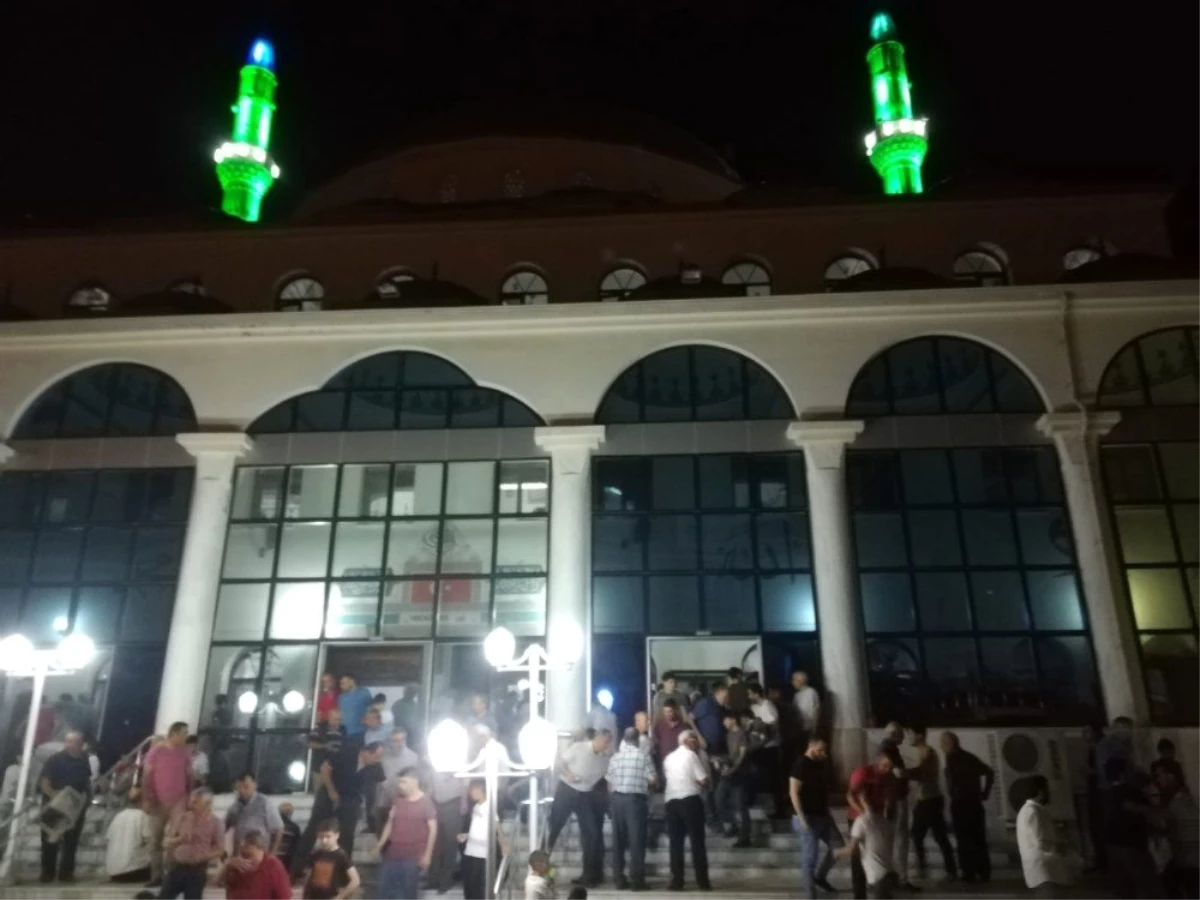 Aydın\'da Kadir Gecesi cami cemaati sokaklara taştı