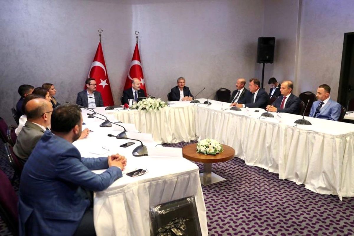 Bakan Soylu, Başakşehir\'de muhtarlarla buluştu