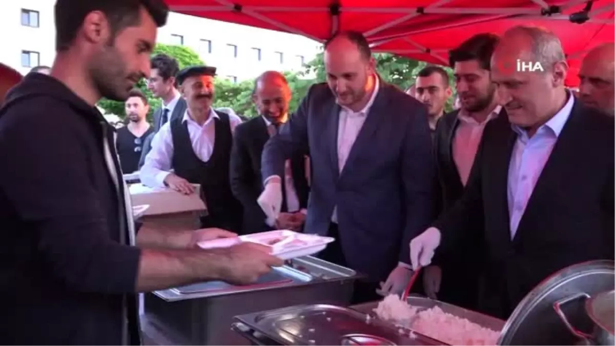 Bakan Turhan yemek standında öğrencilere yemek dağıttı