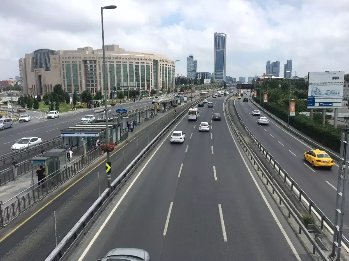 Bayram öncesi İstanbul\'da yollar boşaldı