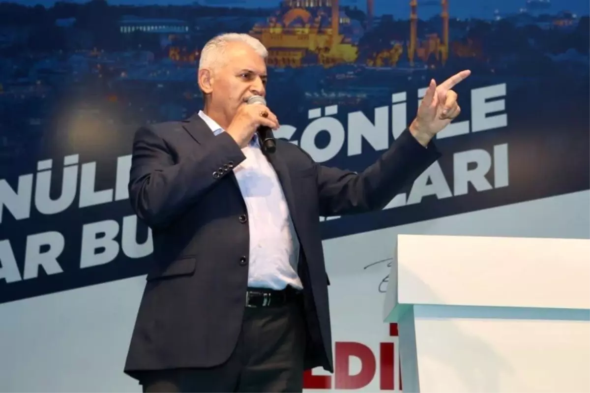 Binali Yıldırım, Esenyurt\'ta vatandaşlarla iftar yaptı