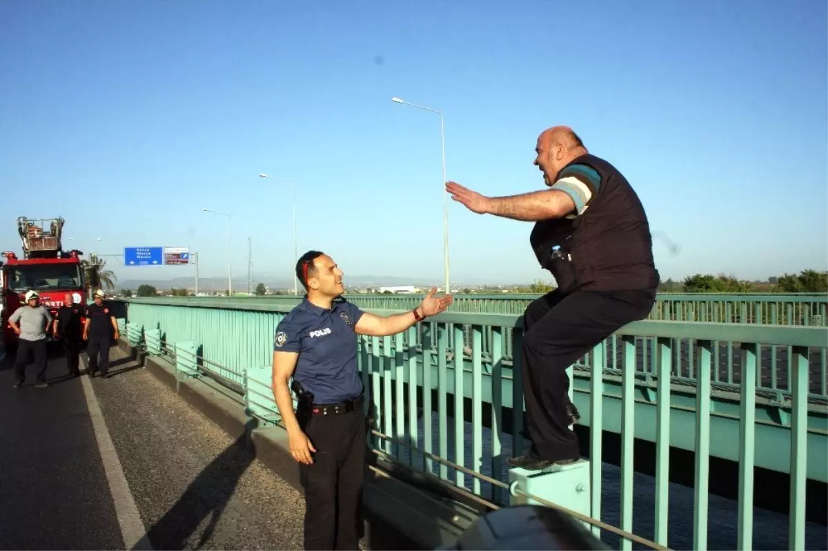 Bir anlık dalgınlığından faydalanıp tutup çektiler