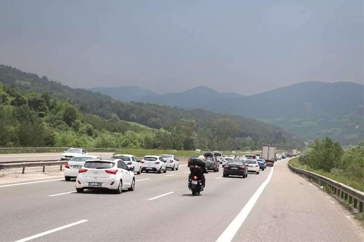 Bolu\'da, tatilciler kilometrelerce araç kuyruğu oluşturdu