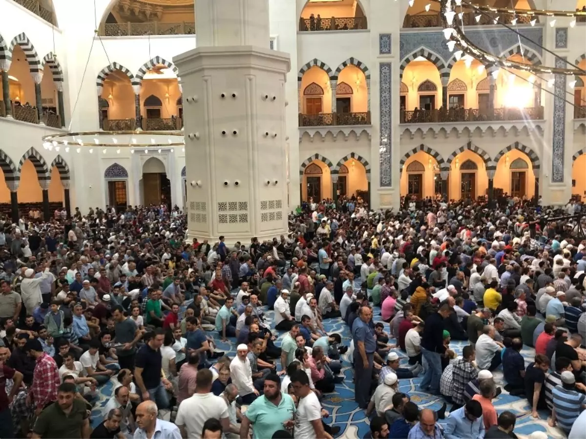 Büyük Çamlıca Camii Kadir Gecesi\'nde doldu taştı